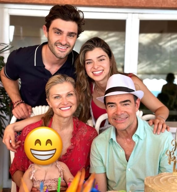 Antonio Mauri con su esposa Carla Alemán Magnani, su nieta y sus hijos, Toño y Carla / Foto: Especial